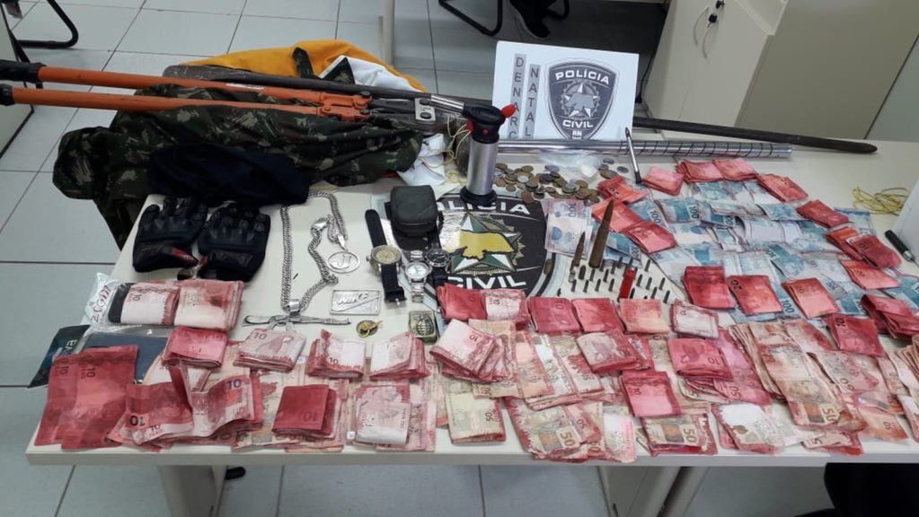 Drogas armas e R$ 16 mil são encontrados em casa no Passo da Pátria