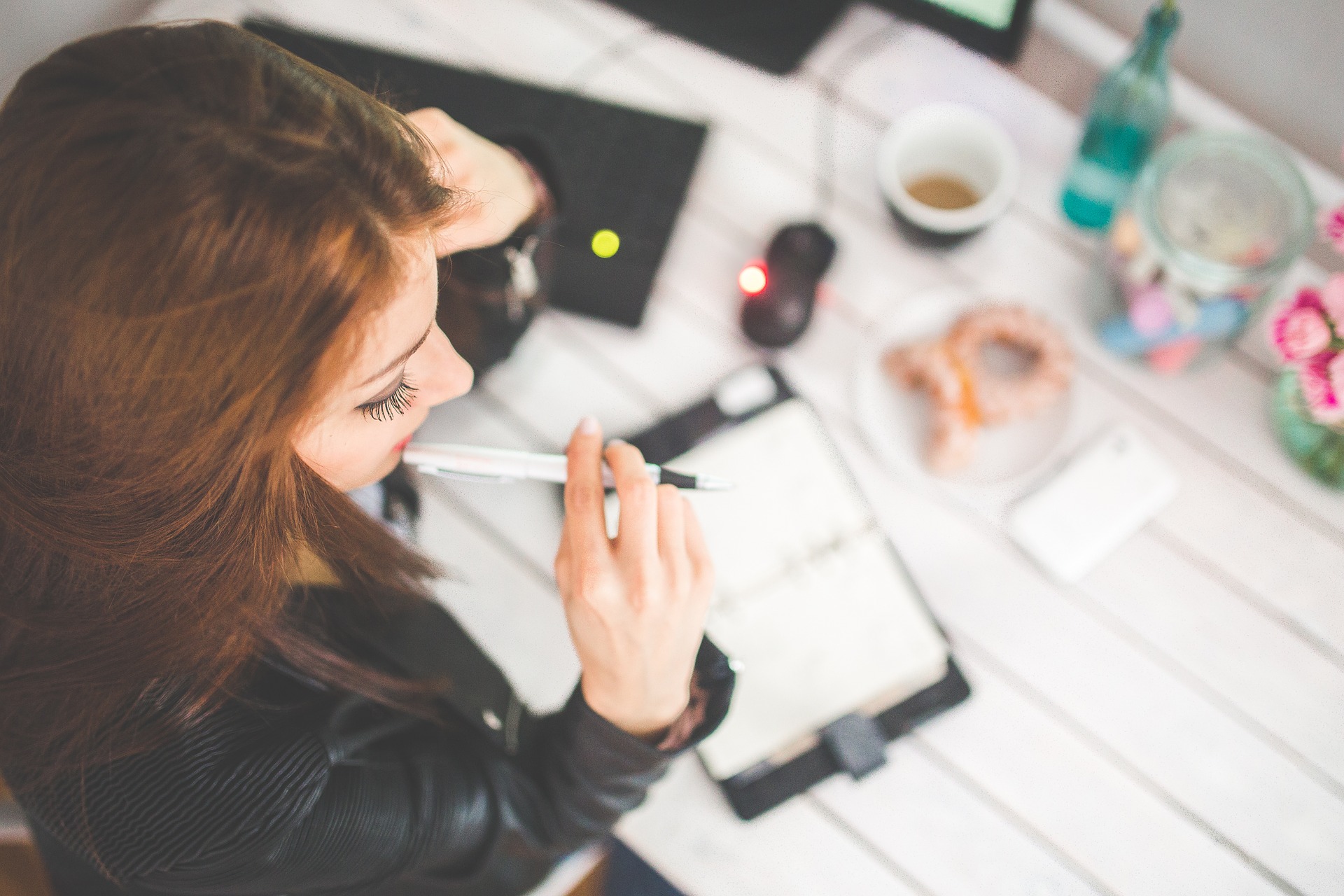 Estagiar durante a graduação é um passo decisivo no futuro de um profissional. E não é por acaso que os processos seletivos estão cada vez mais concorridos. O ponto positivo é que, mesmo diante de tanta concorrência, o número de estagiários cresceu no país. Comparando os dois últimos anos, foi possível verificar uma alta de 23,8%. No primeiro trimestre do ano passado, o número de estagiários atuando no Brasil era de 466.157. No mesmo período deste ano, são 576.983 estagiários em atividade. Os números fazem parte de uma pesquisa divulgada na última terça-feira (16), pelo Centro de Integração Empresa-Escola (CIEE). Outro dado apresentando é que estudantes do sexo feminino são maioria no mercado, respondendo por 65% das vagas ocupadas, com taxa de contratação de 30%. A estudante de jornalismo, Larissa Mesquita, de 23 anos, se enquadra na estatística da pesquisa. Ela sabe que o estágio é uma das maiores fontes de experiência. “São aprendizados que serão levados para a vida inteira. Atuando no mercado, é onde o estudante põe em prática tudo o que aprende em sala de aula e até mesmo o que não é visto”, opina. Hoje, Larissa é estagiária de uma agência de notícias e analisa que esta experiência profissional está ajudando para que se torne uma profissional melhor. “Por mais que eu aprenda em sala de aula, pôr em prática é completamente diferente. Aprendo cada vez mais no meu ambiente de trabalho. Aprendo, inclusive, a ser uma pessoa melhor”, analisou a estudante do 6º semestre de jornalismo. Mais estagiários Segundo a pesquisa do CIEE, os cursos com maior número de estagiários no país são Administração, Pedagogia, Direito, Ciências Contábeis, Engenharia Civil e Engenharia de Produção. Porém, no último trimestre, um dos cursos que mais abriram vagas Foram Direito, Pedagogia, Educação Física e Tecnologia da Informação. Formado em Engenharia Civil, Caio Braga, teve a oportunidade de estagiar desde quando estava na metade do seu curso. Segundo ele, o estágio sempre foi, além da sala de aula, fonte de troca de conhecimento e uma oportunidade de pôr em prática os assuntos abordados na faculdade. “O estágio aumenta o meu networking e abre portas para novas oportunidades. Estagiar engloba desde o contato com a vida prática até a preparação profissional. É uma experiência fundamental para galgar melhores oportunidades no mercado”, assegura. Para estagiar, é necessário estar matriculado em alguma universidade, escola ou fazendo um curso técnico. Caso você ainda não esteja matriculado em algumas dessas modalidades de ensino, não precisa se preocupar. O Educa Mais Brasil pode abrir portas para você. O programa já beneficiou mais de 900 mil estudantes e oferece bolsas de até 70% para todas as modalidades de ensino. Acesse o site do programa e confira as oportunidades disponíveis na sua região.