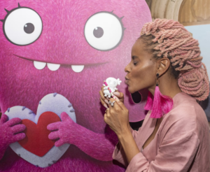 Aline Wirley McLanche Feliz traz bonecos do filme UglyDolls como brinde no mês de maio