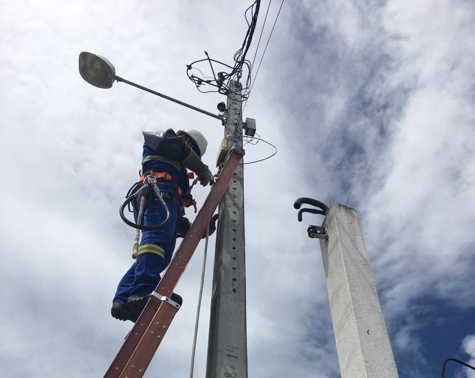 Cosern desativa “gatos” de energia em canteiro de obra do bairro Nova Esperança parnamirim