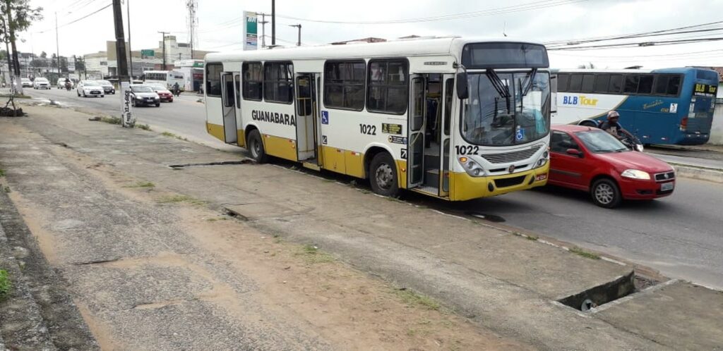 Bandidos mandam motorista parar ônibus e assaltam passageiros na ZN