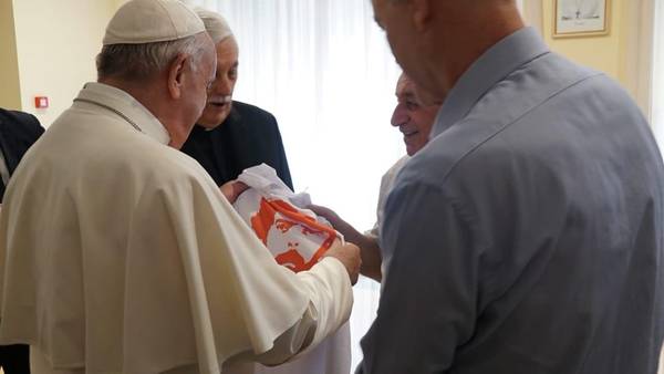 Papa ganha camiseta da campanha Lula Livre