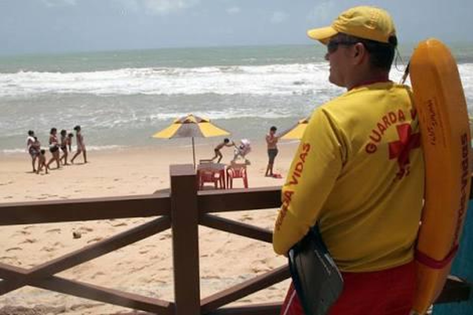 Bombeiros salvam 5 banhistas na Praia do Meio em Natal