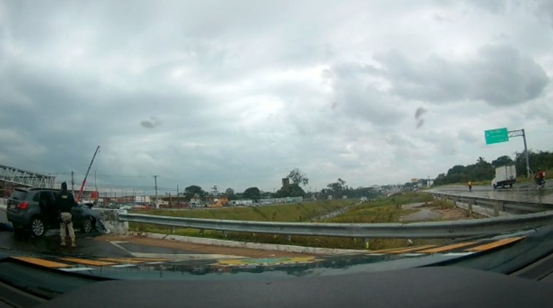 Em fuga dupla bate carro roubado e é presa pela PRF em Parnamirim