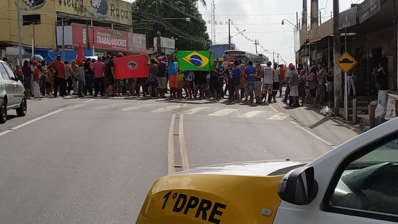 MST boqueia trecho da RN 160 em São Gonçalo do Amarante