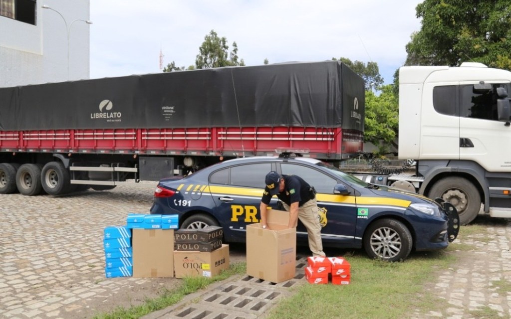 PRF apreende mais de 5 mil pares de tênis durante abordagem a carreta em São José de Mipibu