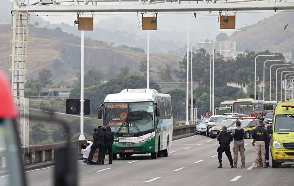 Sequestrador de ônibus no RJ morre baleado por sniper