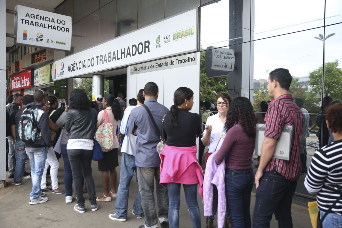 Um em cada quatro desempregados procura emprego há pelo menos 2 anos