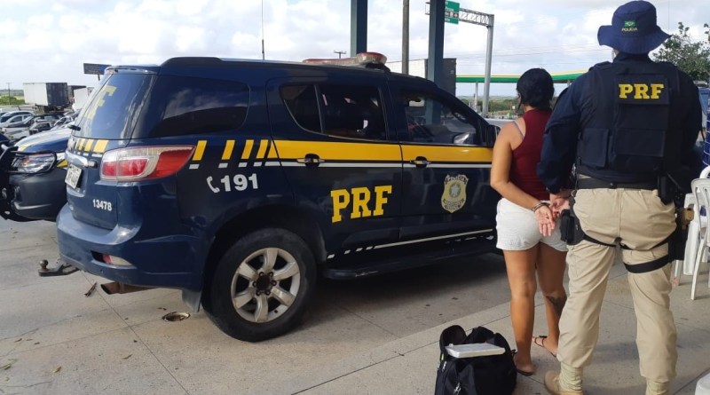 PRF prende passageira de ônibus com cocaína em São José de Mipibu