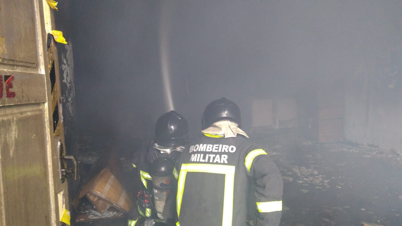 Corpo de Bombeiros controla fogo em loja no centro de Parnamirim