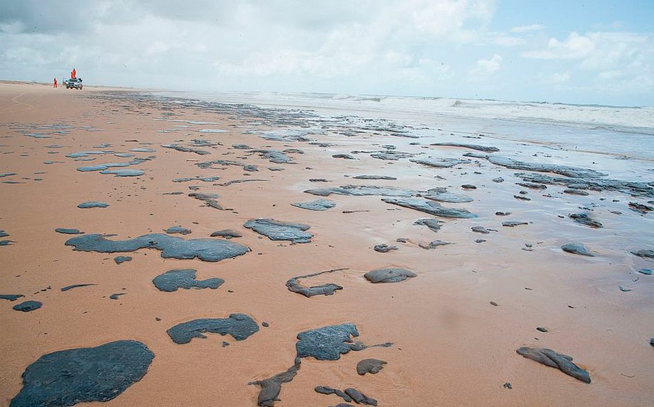 Polícia Federal investiga origem das manchas de petróleo em praias do Nordeste