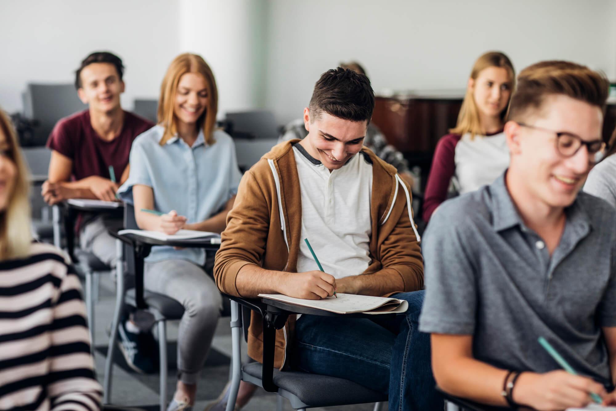 Cursos profissionalizantes populares são realizados no centro de Parnamirim