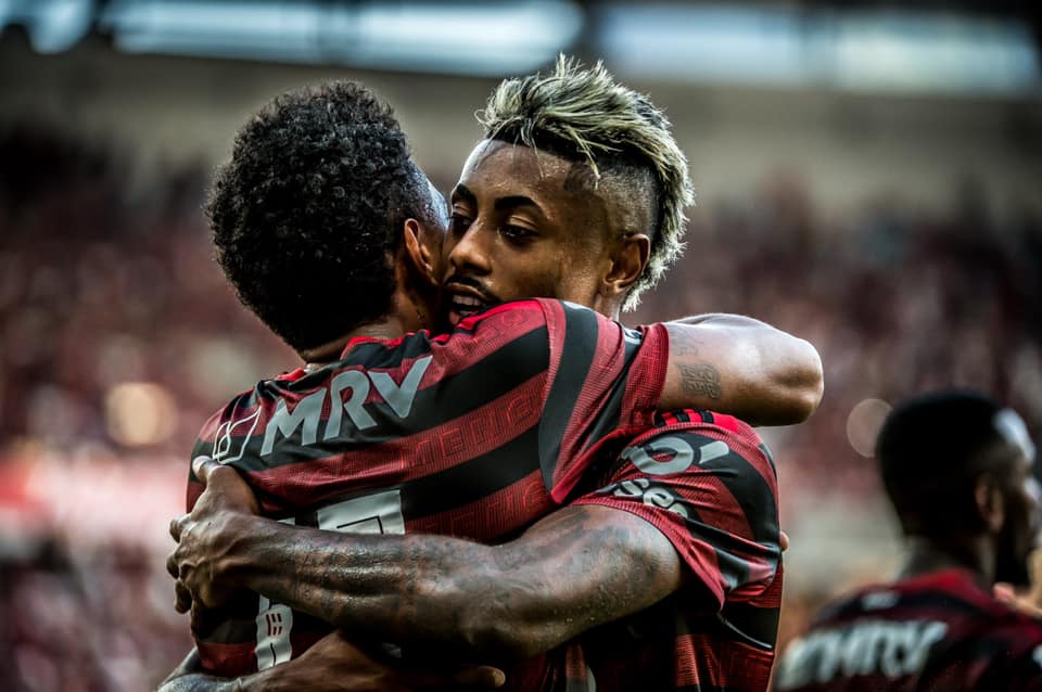 Flamengo goleia Corinthians no Maracanã e segue firme na liderança