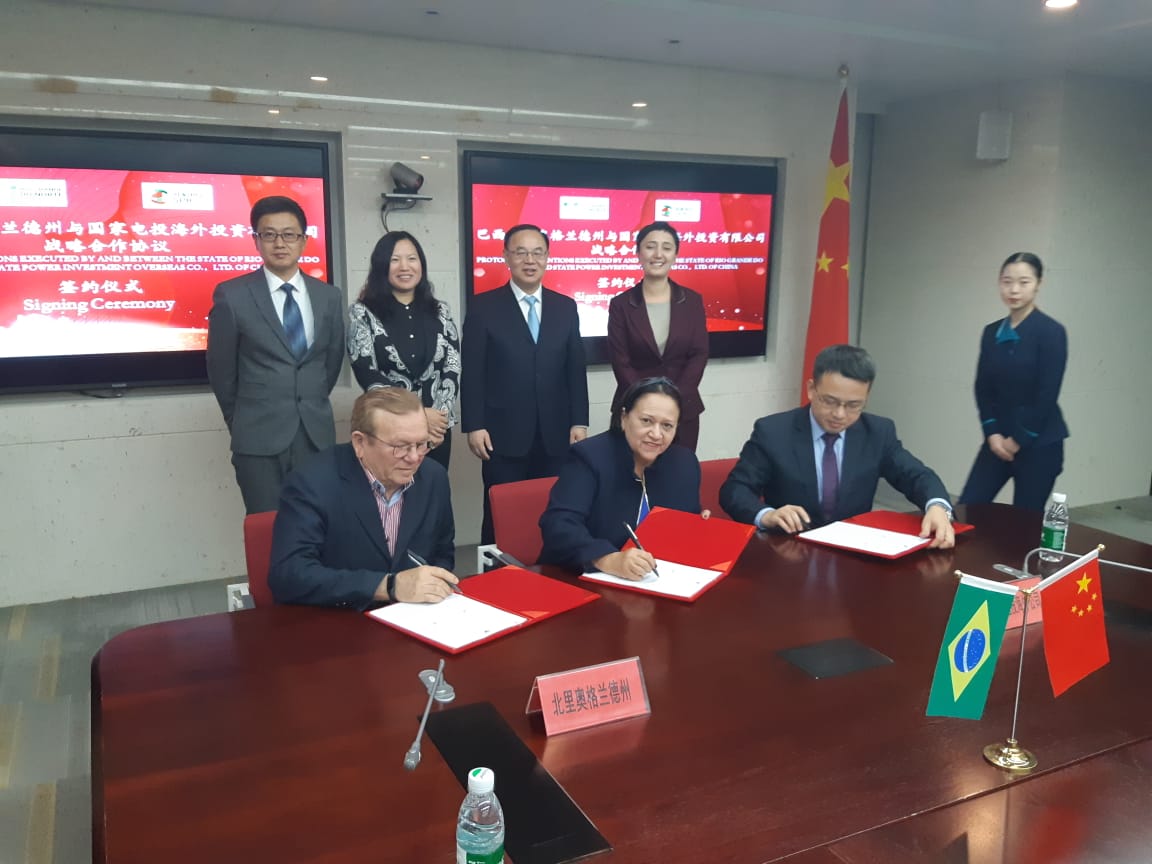 Fátima assina protocolo para empresa chinesa instalar parque solar no RN