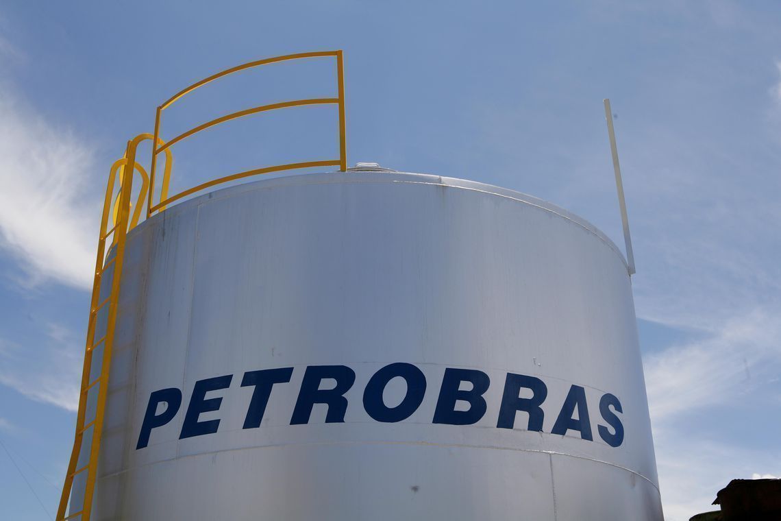 Petrobras reajusta preço da gasolina em 28 nas refinarias