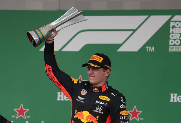 Verstappen vence GP marcado por batida de Leclerc e Vettel