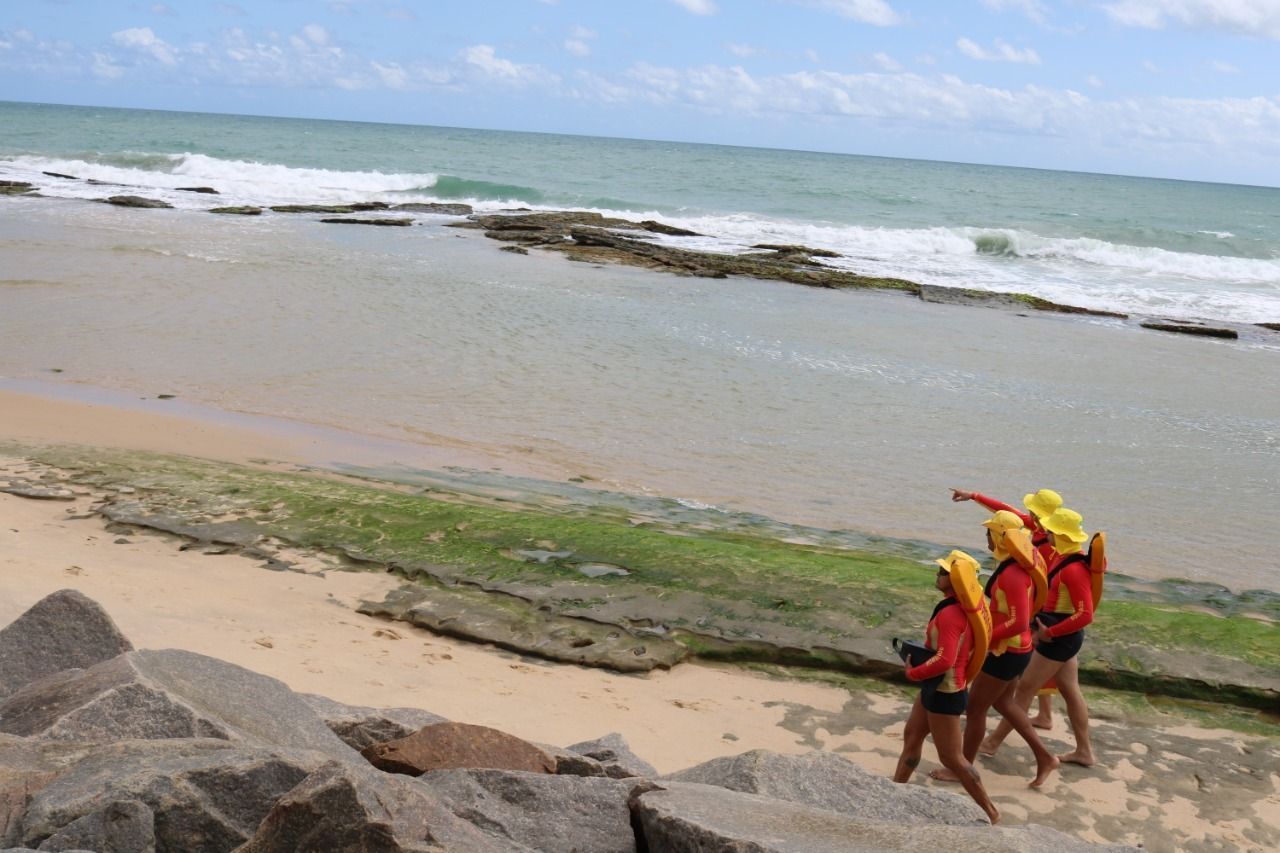 Bombeiros resgatam adolescente na Praia de Areia Preta