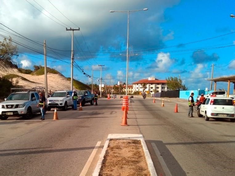 Detran fiscaliza 300 veículos em blitz na Via Costeira