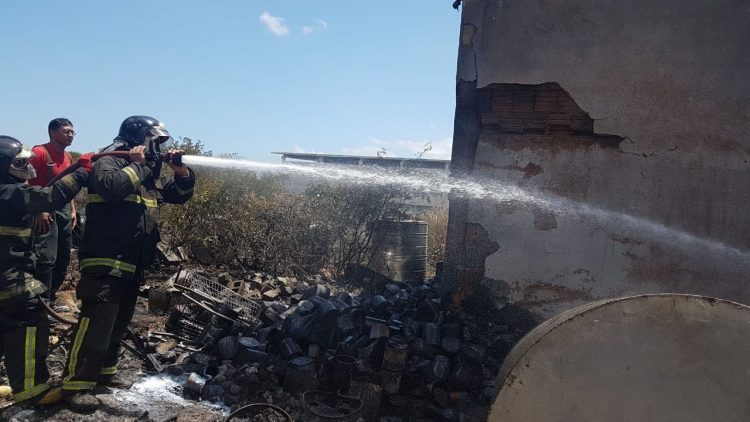 Bombeiros combatem incêndio em fábrica de tintas na Grande Natal