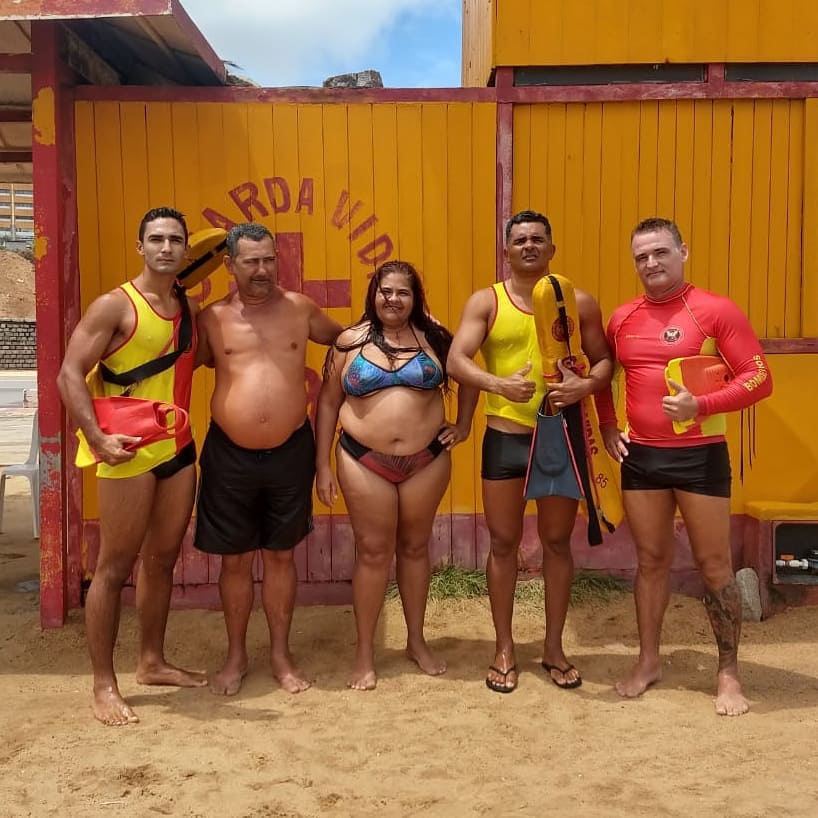 Casal é resgatado por bombeiros após quase se afogar na Praia do Meio