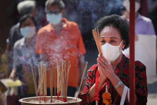 Epidemia de coronavírus acelera e soma mais de 100 vítimas