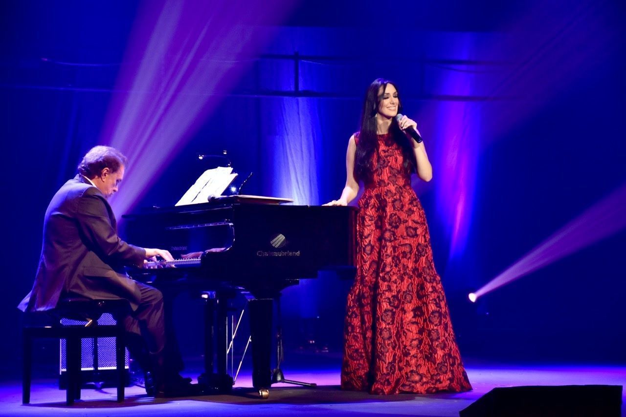 Marina Elali e o Maestro Eduardo Lages apresentam o show Sucessos do Rei no Teatro Riachuelo