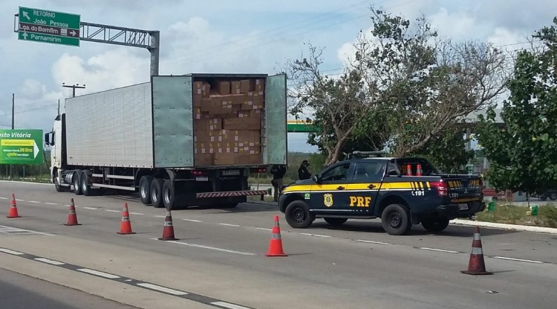 Quase 9 mil pares de tenis sao apreendidos durante abordagem na BR 101 sao jose de mipibu rn