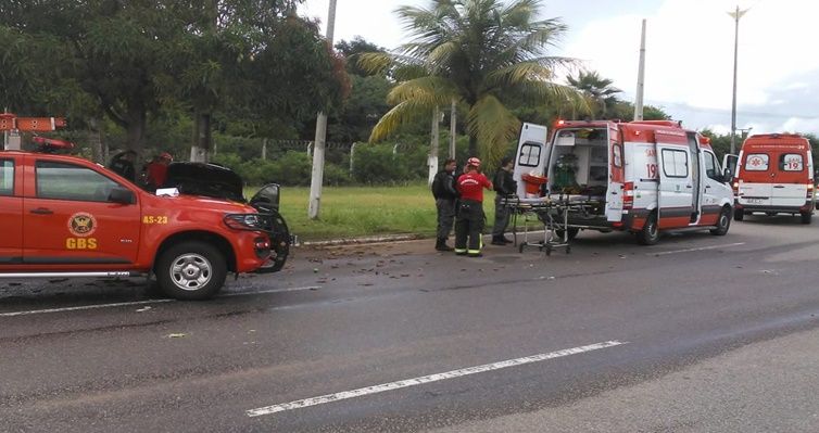 Bombeiros resgatam homem preso às ferragens após acidente de trânsito