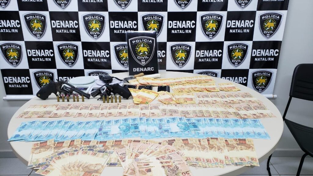 Dupla é presa com R$ 10 mil em notas falsas na Praia do Meio