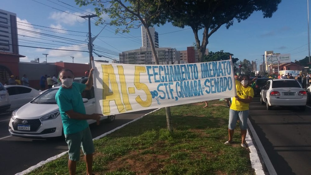 Manifestantes pedem intervenção militar e reabertura do comércio em Natal