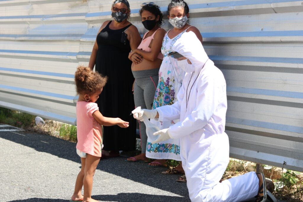 Campanha Shalom Amigo dos Pobres distribui refeições diárias em praça de Natal