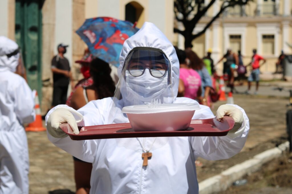 Campanha Shalom Amigo dos Pobres distribui refeições diárias em praça de Natal