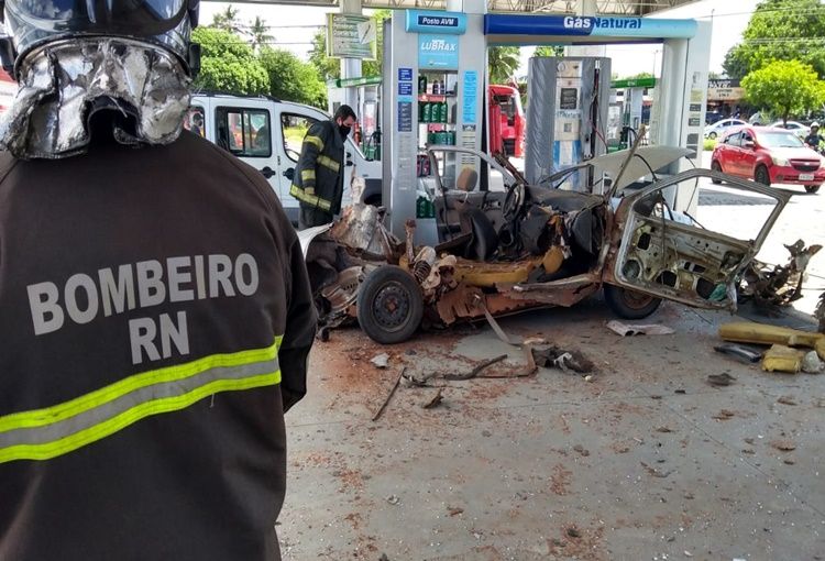 Carro explode em posto de combustíveis de Natal