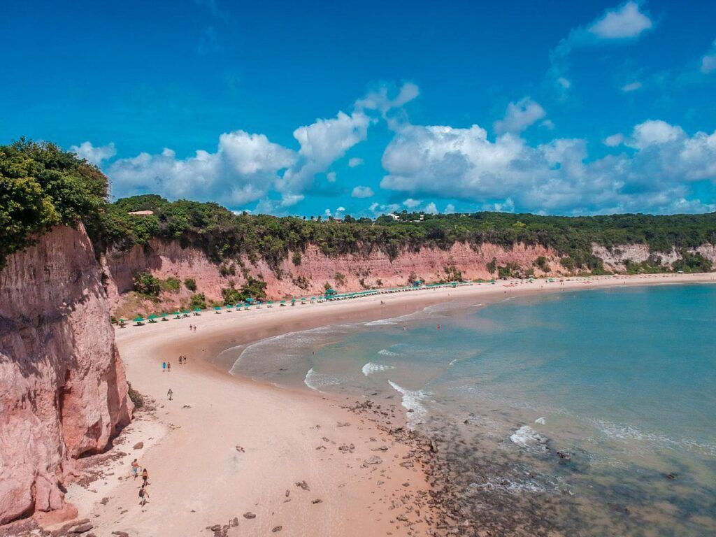 Baía dos Golfinhos é considerada uma das 10 melhores praias da América do Sul