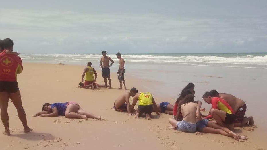 Bombeiros salvam 9 pessoas de afogamento na praia de Búzios