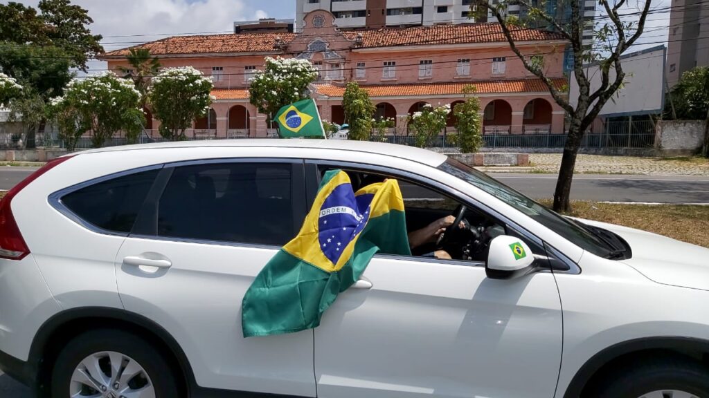 Carreata em apoio a Bolsonaro e à retomada da economia reúne mais de 200 veículos em Natal