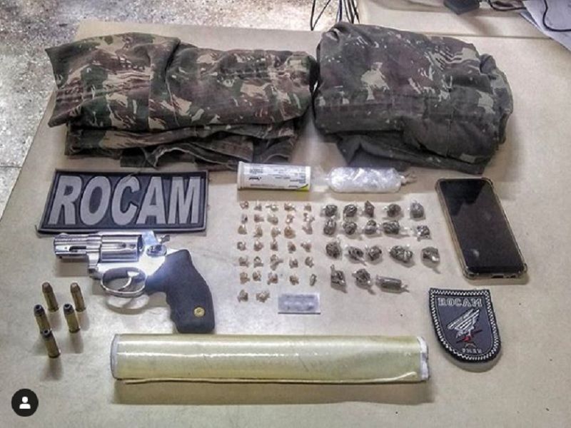 ROCAM apreende arma roupas camufladas e drogas na zona Norte de Natal