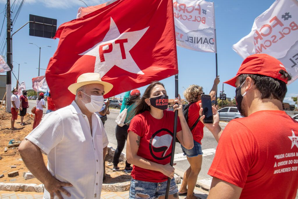 Senador Jean inicia campanha participando de bandeiraço em Ponta Negra