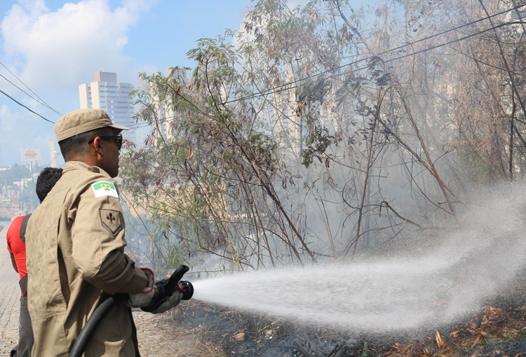 Bombeiros controlam incêndio florestal na Zona Sul de Natal