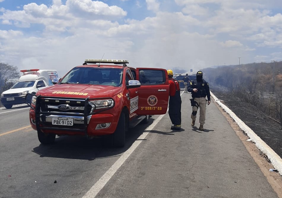 Bombeiros realizam resgate de vítima presa às ferragens na BR-304