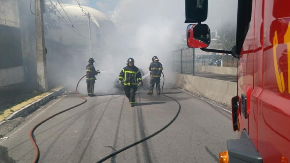 Incêndio destrói carro em avenida da Zona Sul de Natal