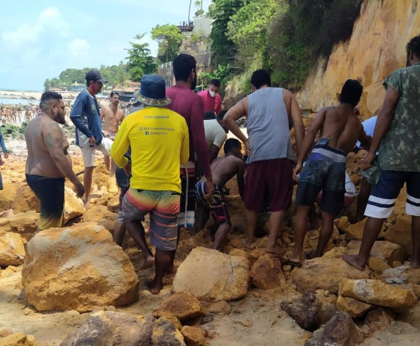 Parte de falésia desaba sobre pessoas em Pipa