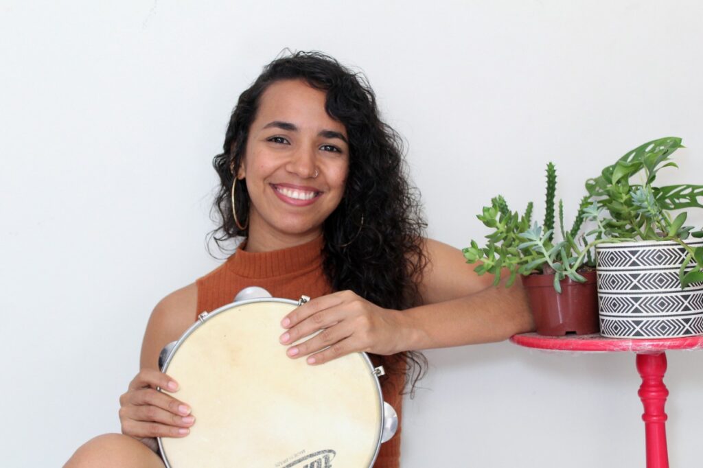 Cantora Cinthia lança campanha de financiamento coletivo para EP