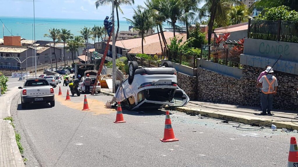 Carro capota e derruba parte de muro da Secretaria de Educação em Natal