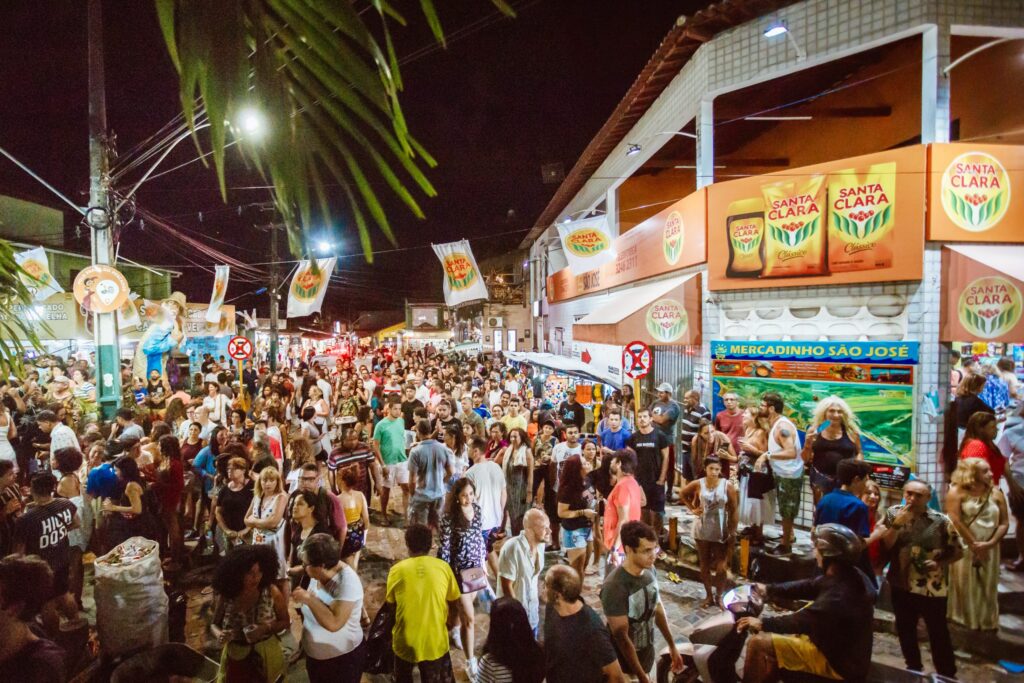 Prefeitura de Tibau do Sul cancela queima de fogos e proíbe shows em locais fechados praia de pipa