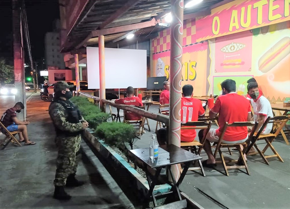 Aglomerados para assistir jogo do Flamengo clientes apagam luz de bar e se escondem ao verem chegada da Guarda Municipal