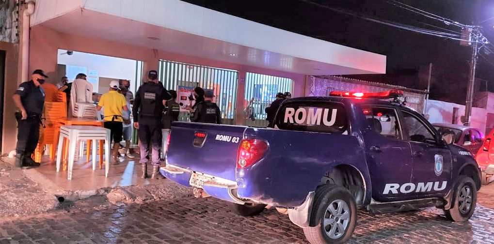 Aglomerados para assistir jogo do Flamengo clientes apagam luz de bar e se escondem ao verem chegada da Guarda Municipal