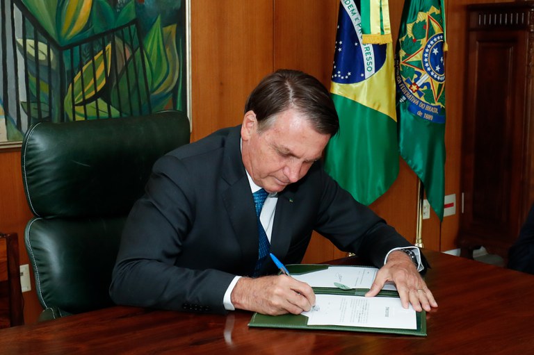 Bolsonaro regulamenta pagamentos do auxílio emergencial 2021