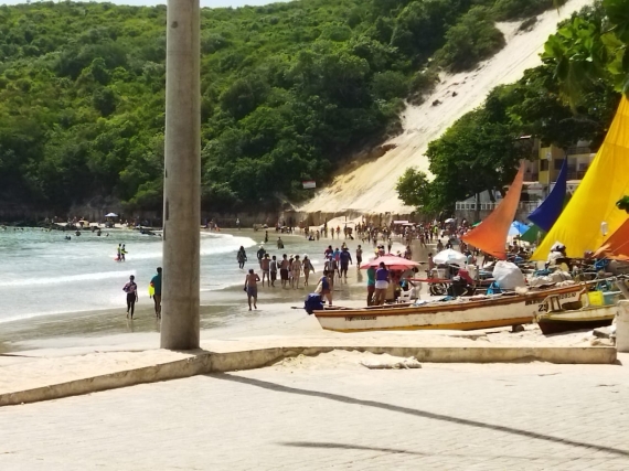 População desrespeita decretos e aglomera nas praias de Natal