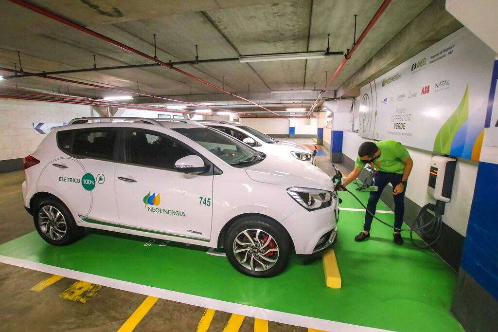 Cosern e Natal Shopping inauguram eletroposto para abastecimento de carro elétrico